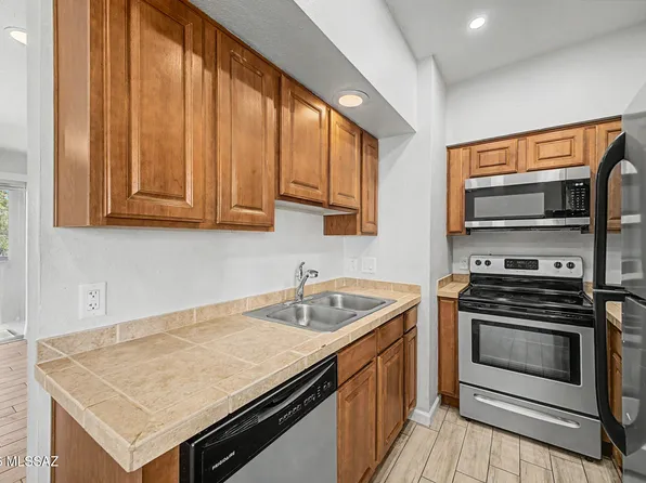 1810 E Blacklidge Dr APT 322, Tucson, AZ 85719