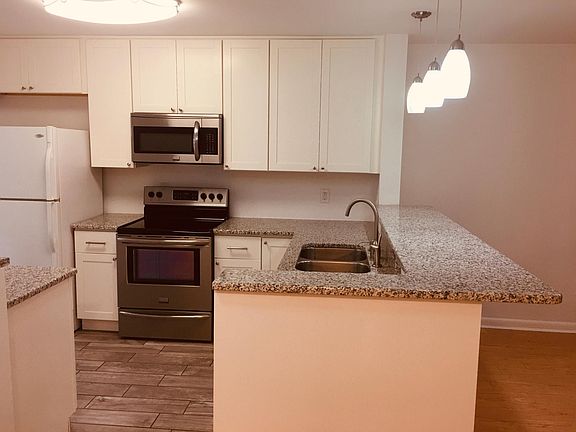 3rd image of 1142 Thayer St