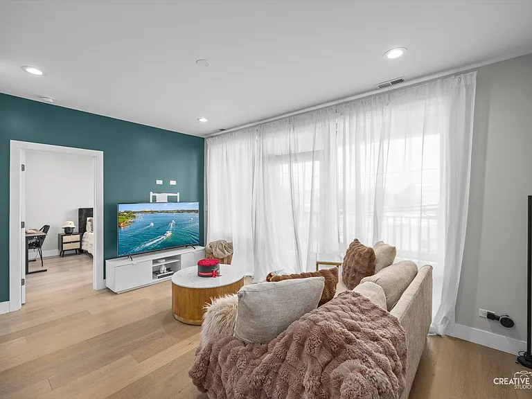 2342 W Adams St #202 — Photo 7
