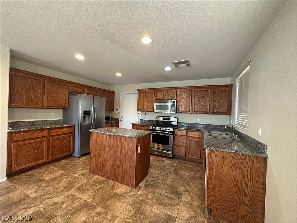 3 bed, 2.5 bath, 1853 sqft, $2,040 — Photo 4