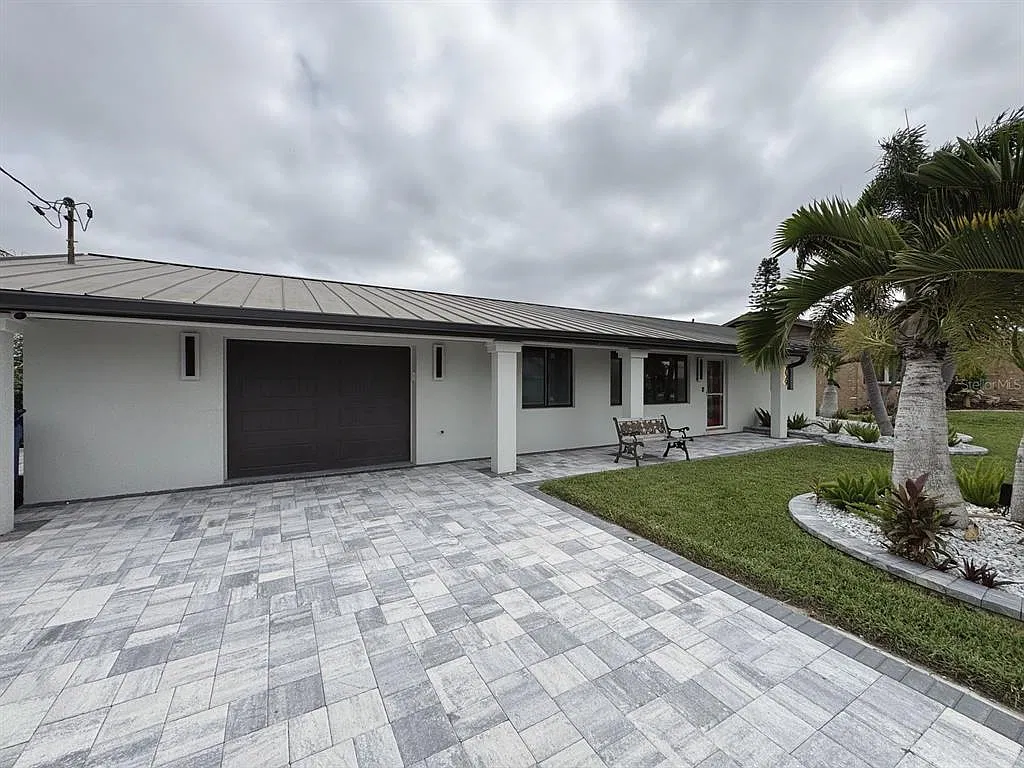3 bed, 2.0 bath, 1856 sqft, $4,995 — Photo 3