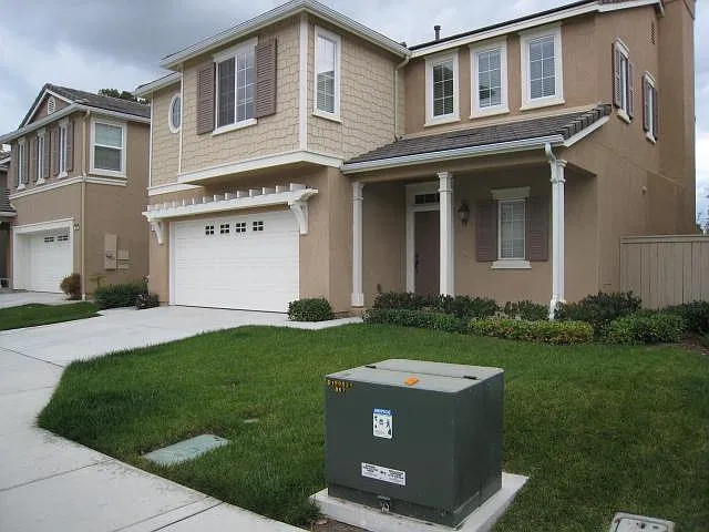3 bed, 2.5 bath, 2004 sqft, $4,325 — Photo 1