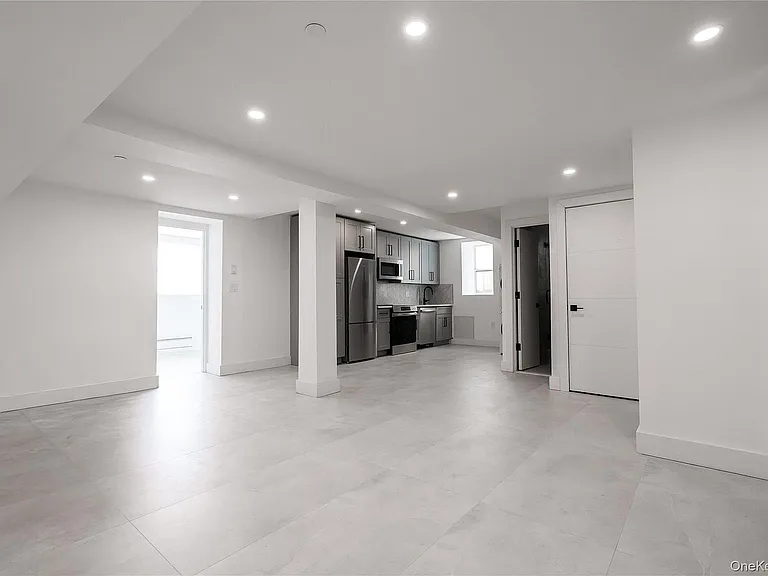 315 West Broadway — Photo 28