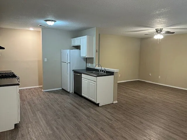 3 bed, 2.0 bath, 1226 sqft, $1,200 — Photo 4