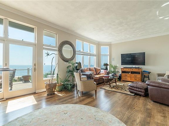 4th image of 36 Bay Front Pl