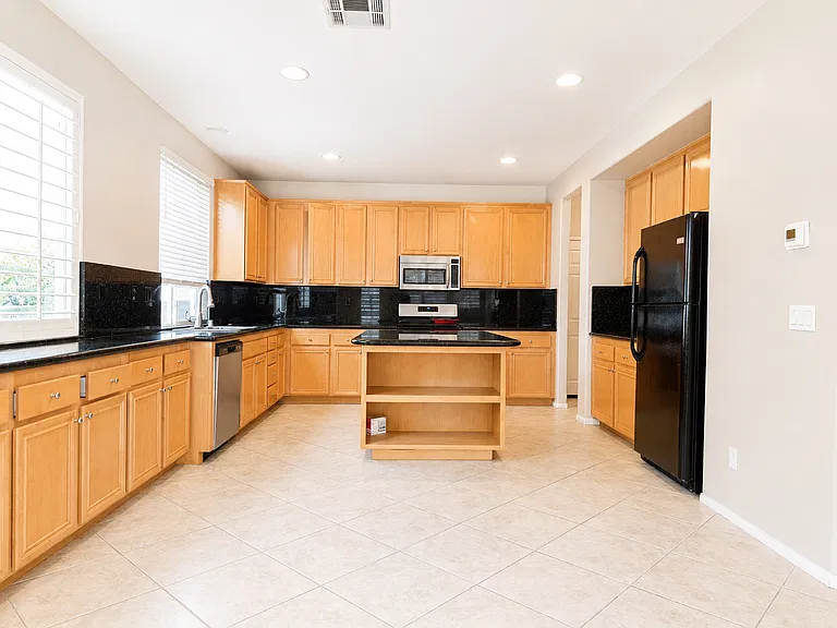 686 Jay Ct — Photo 5