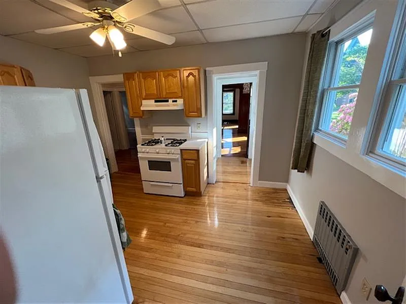 2 bed, 900 sqft, $3,100 — Photo 2