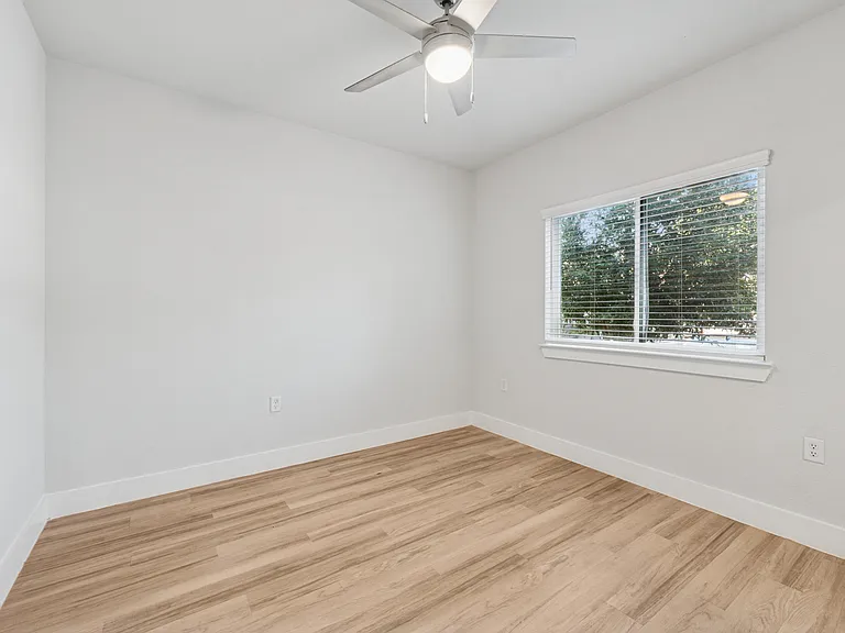 Ensign Apartments — Photo 24