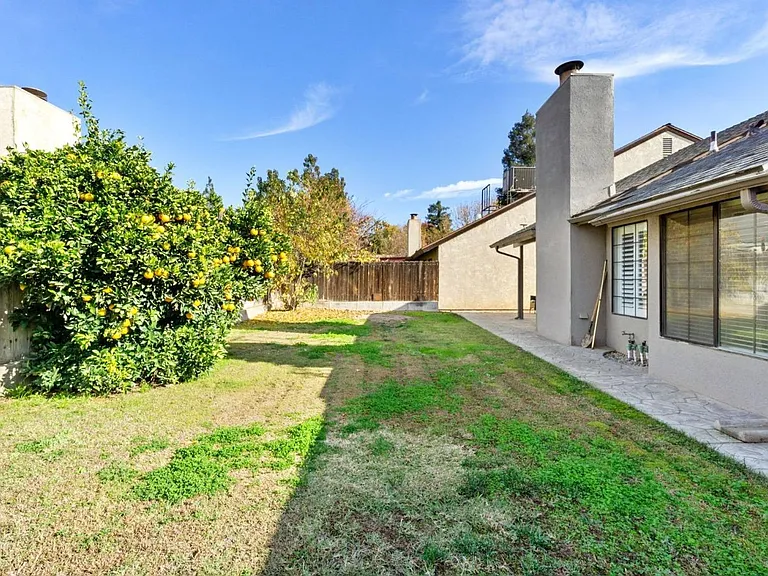 1050 E Fallbrook Ave — Photo 22