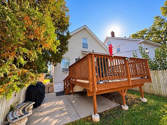 4th image of 220 Gordon St