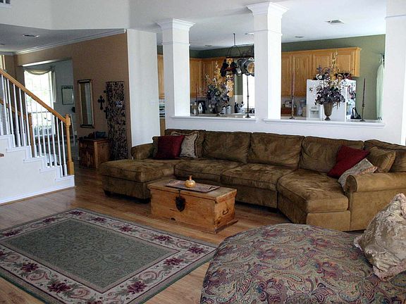 2nd image of 2965 Lakeview Cir