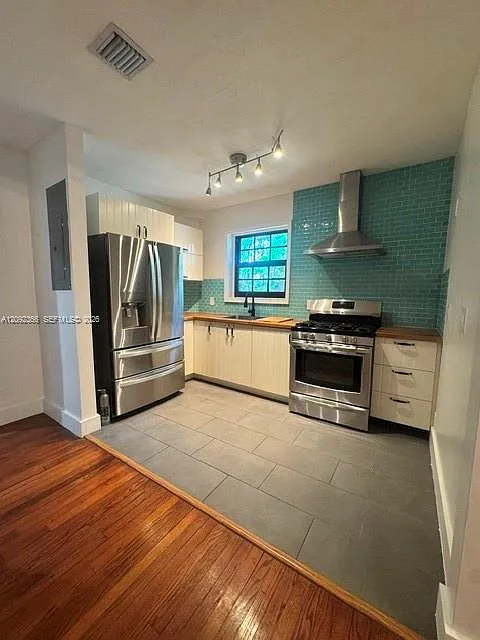1628 NW 8th St — Photo 3