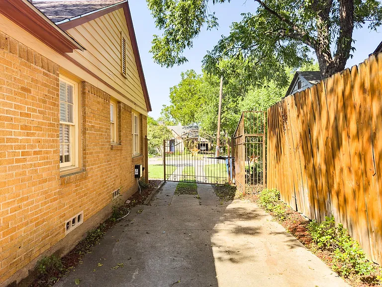 2222 Carnes St — Photo 3