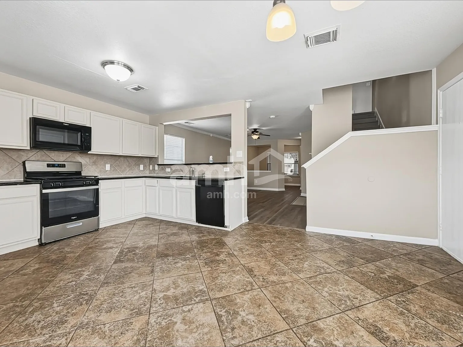 3 bed, 2.5 bath, 1933 sqft, $1,915 — Photo 4