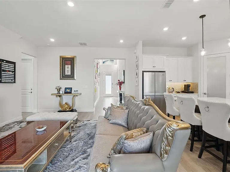 16008 Volterra Point — Photo 9