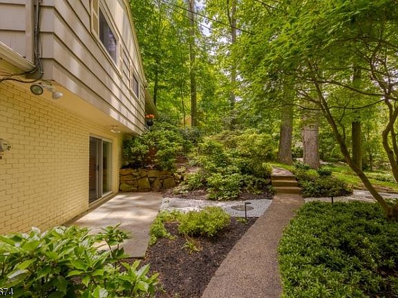 5th image of 52 Plymouth Dr