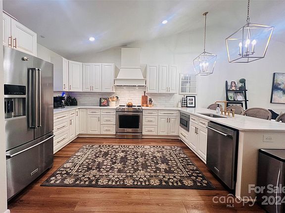 3rd image of 1406 Wellington Hills Cir