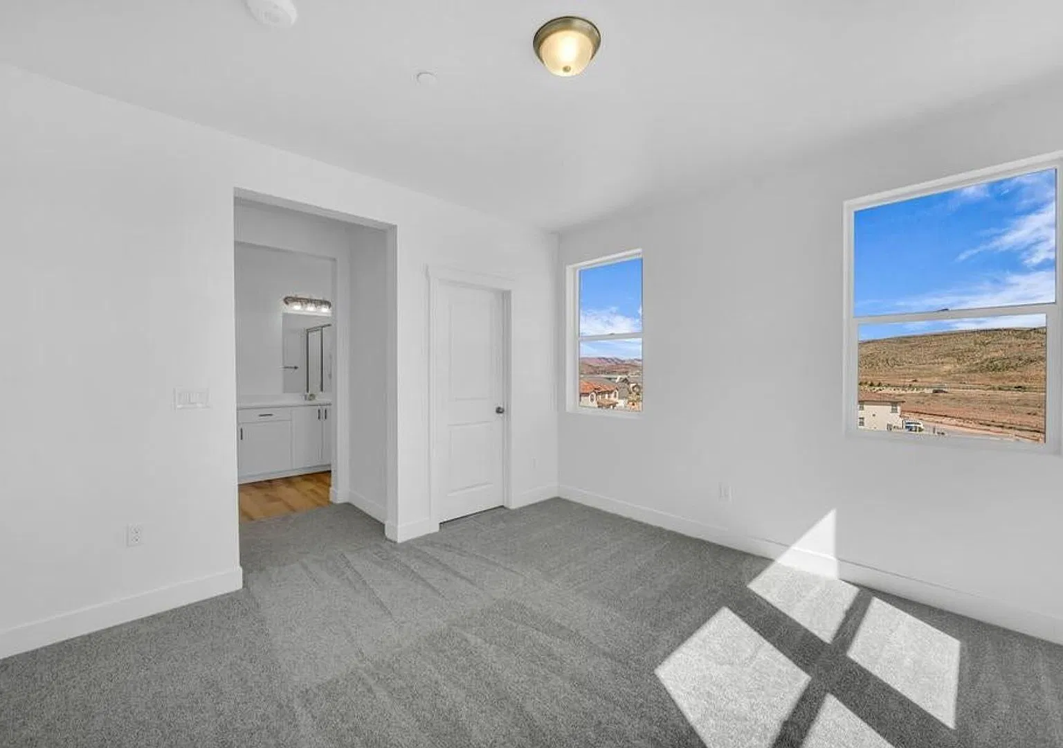 Low Maintenance Living! 2 Bedroom Condo in Desert Color! — Photo 4