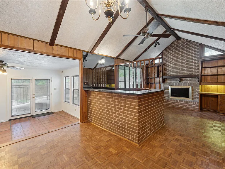 2404 E 14th St — Photo 14