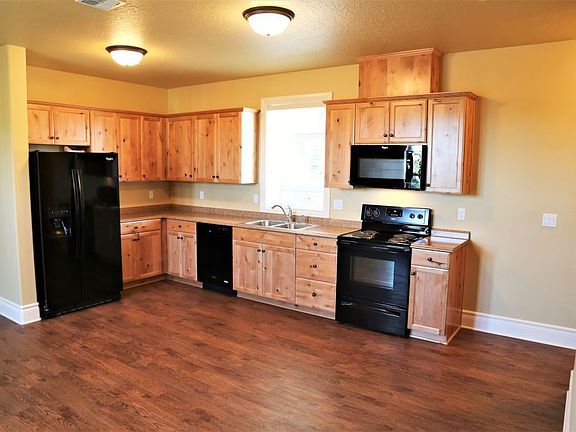 3rd image of 971 NW Circle Blvd Unit 102