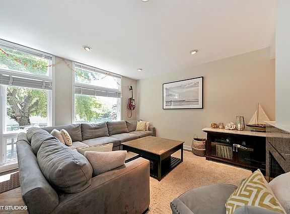 2nd image of 1354 W Wrightwood Ave