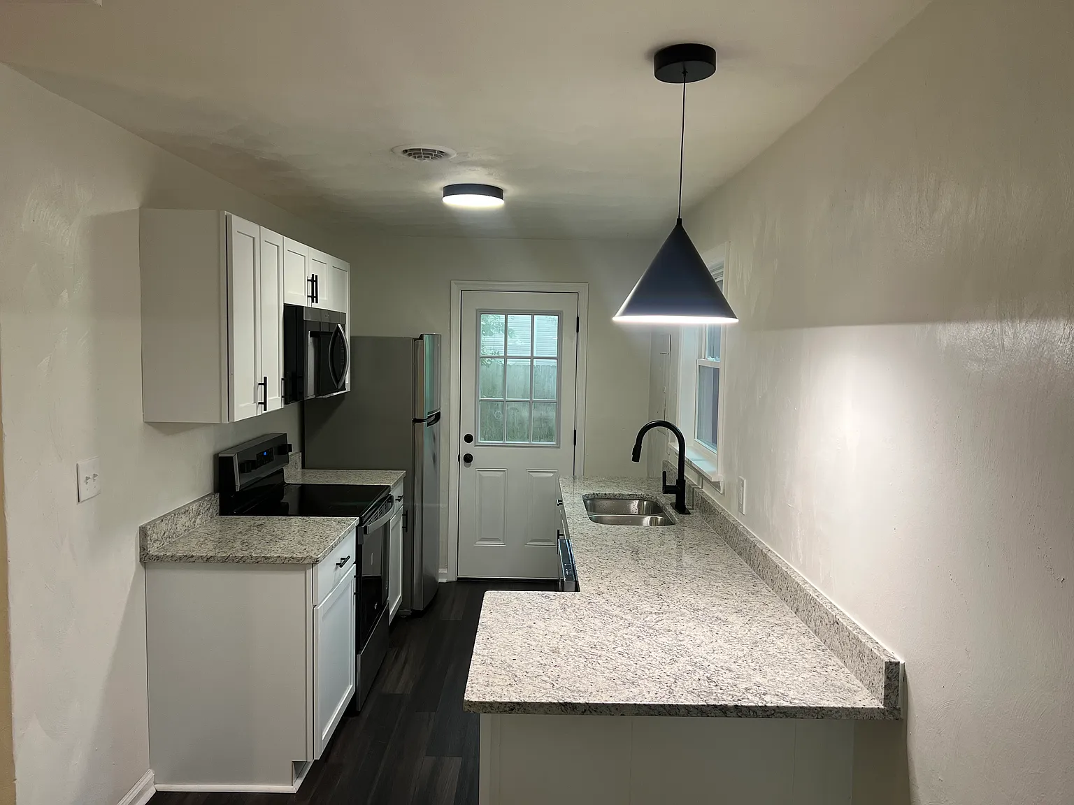 3 bed, 800 sqft, $1,700 — Photo 3