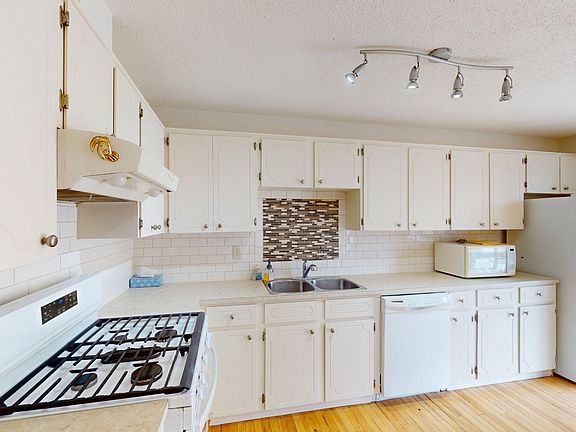 3rd image of 225 Sabrina Way SW