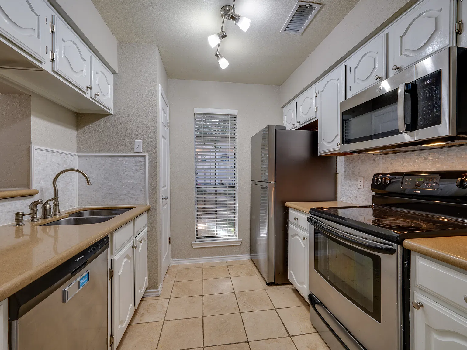 1 bed, 896 sqft, $1,550 — Photo 2