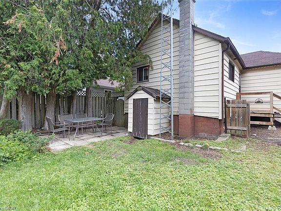 4th image of 10 Simcoe St