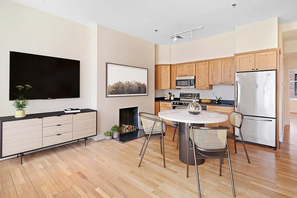 2 bed, 2.0 bath, 1015 sqft, $4,350 — Photo 2