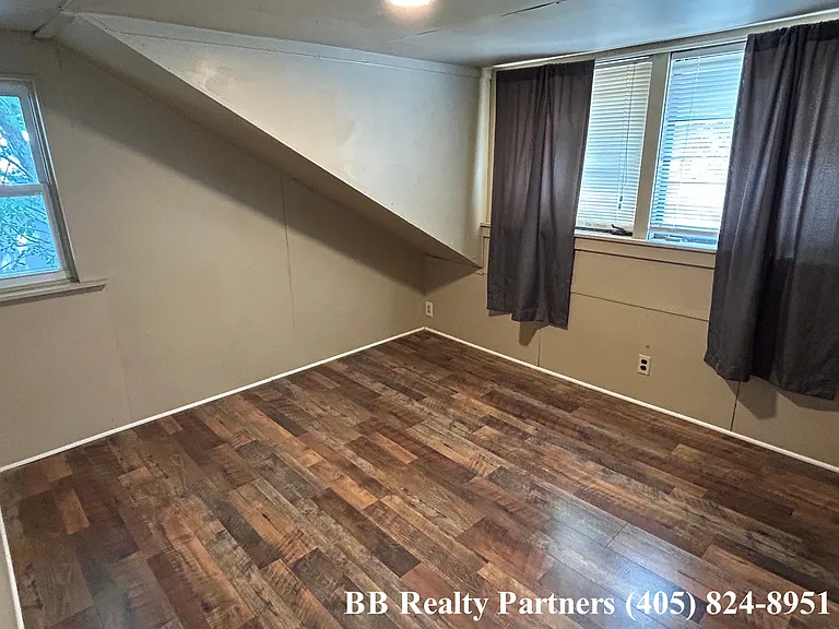 3328 E 6th St — Photo 17