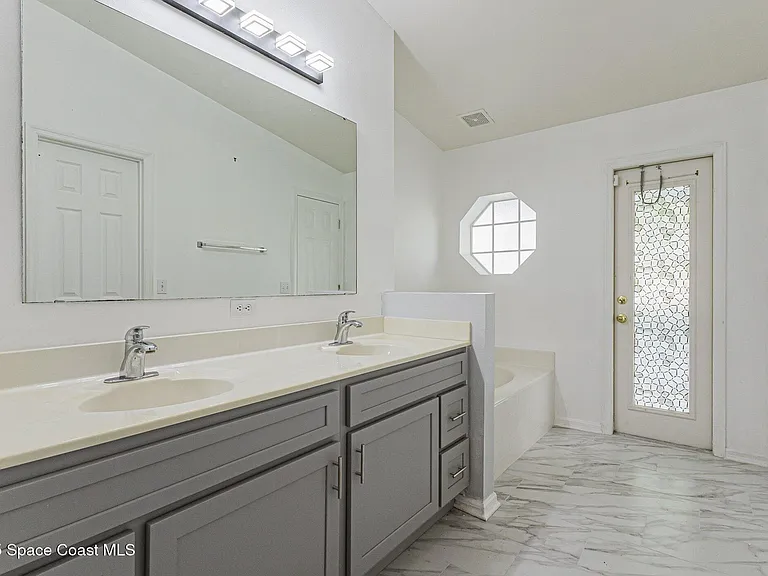 1733 La Maderia Dr SW — Photo 11