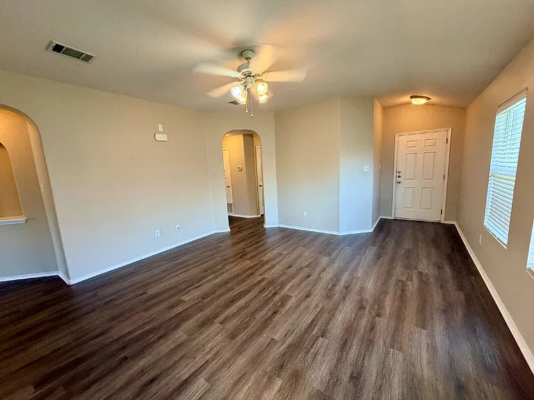 516 W South St — Photo 3