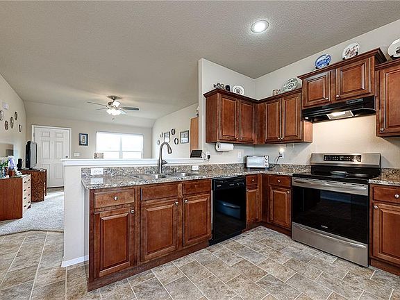 2nd image of 1014 White Oak St