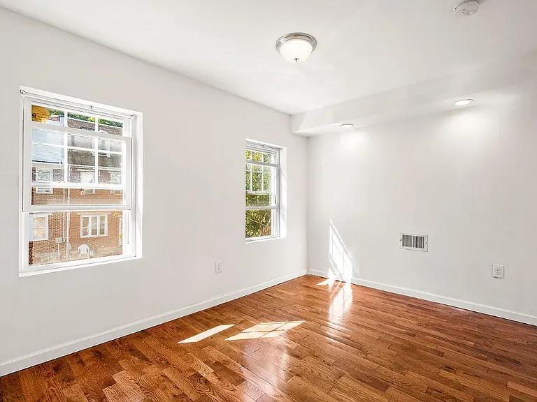 2157 N Franklin St — Photo 10