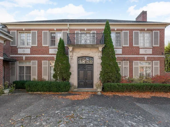 2 Dodge Pl, Grosse Pointe, MI 48230