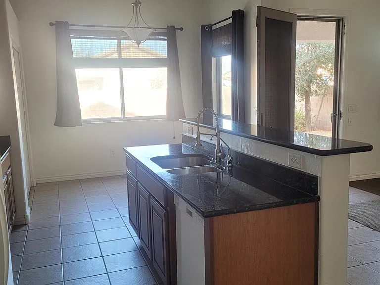 856 W Saguaro Ln — Photo 4
