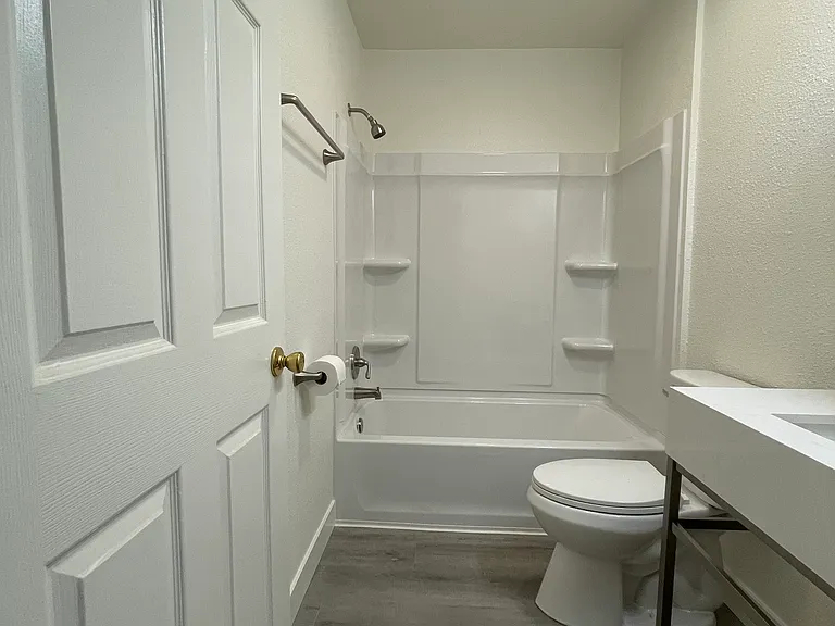 1823 Gardenia Ave #B — Photo 11