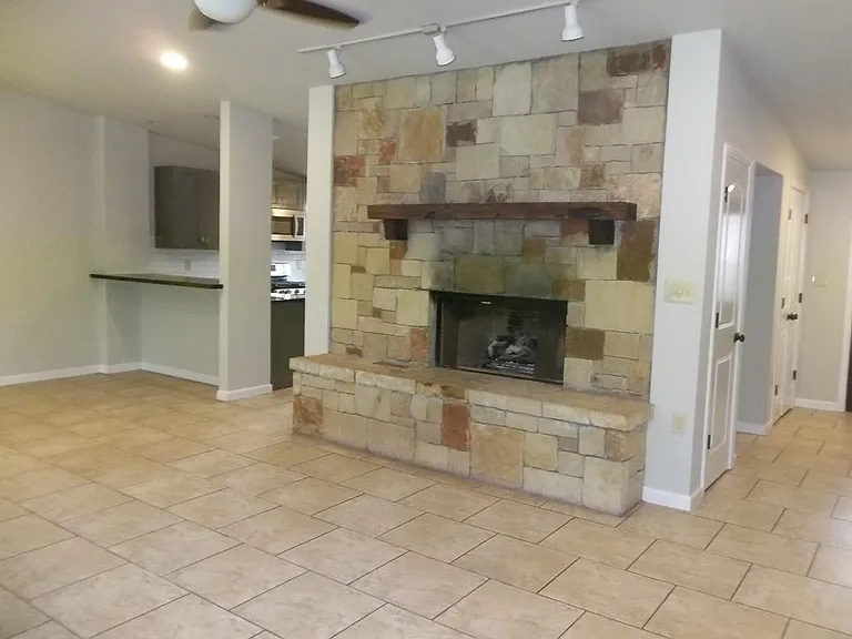 210 Loma Vista Dr S — Photo 4