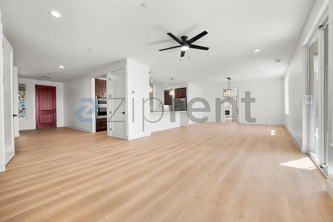 3 bed, 2700 sqft, $5,000 — Photo 3