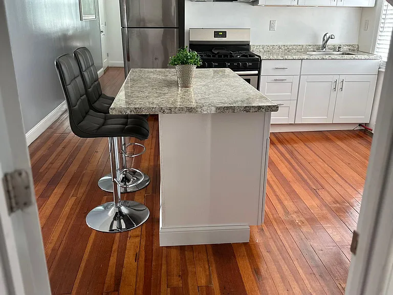 524 Warren Ave — Photo 3