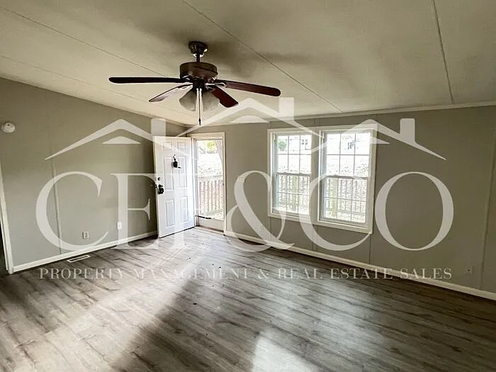 217 Harrison Acres Dr — Photo 3