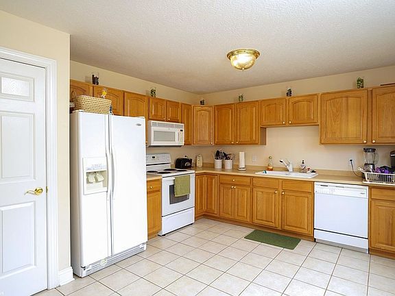 3rd image of 390 Oaktree Blvd