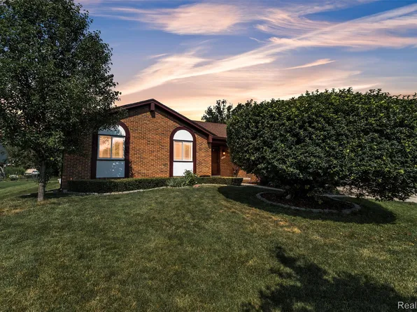 33 Foxboro Dr, Rochester Hills, MI 48309