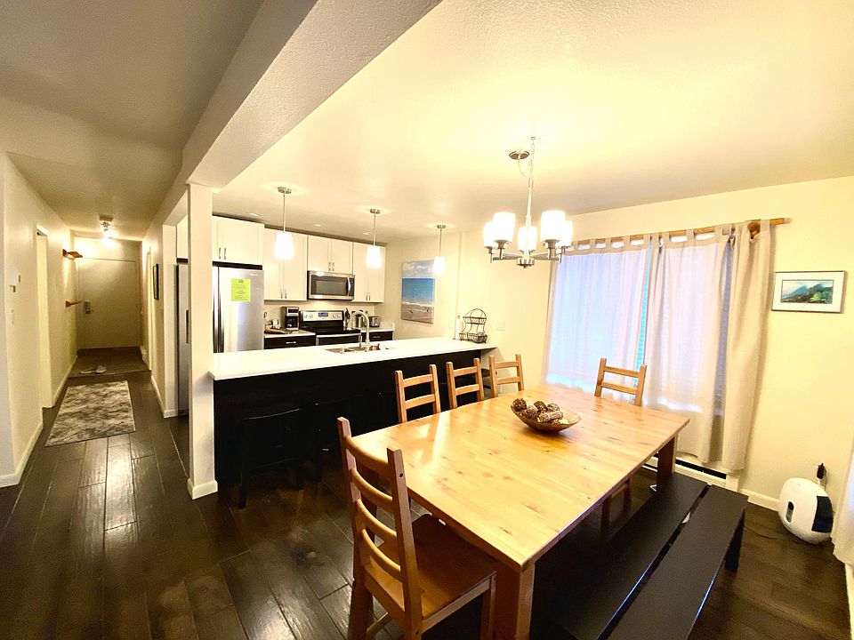 Entryway hallway with kitchen and dining room