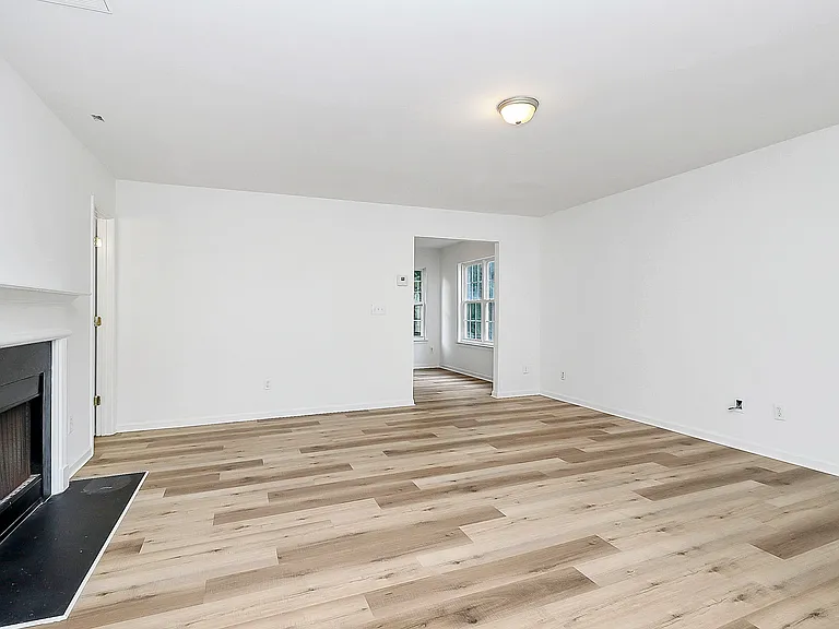 1215 McAllister Dr — Photo 2