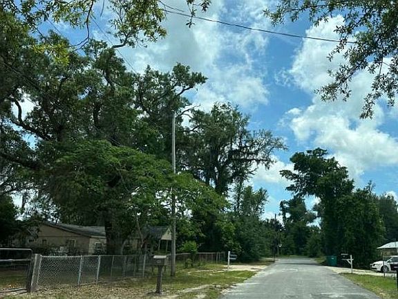Exterior Neighborhood (street photo)