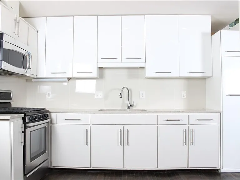 1124 Center St NW — Photo 2