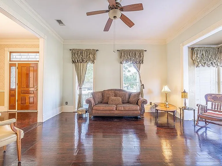 809 Milam St — Photo 5