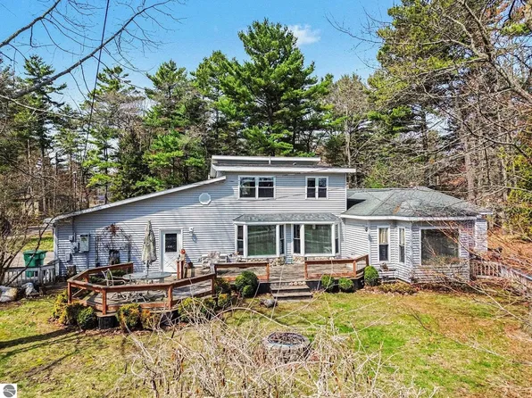 509 Huron Hills Dr, East Tawas, MI 48730